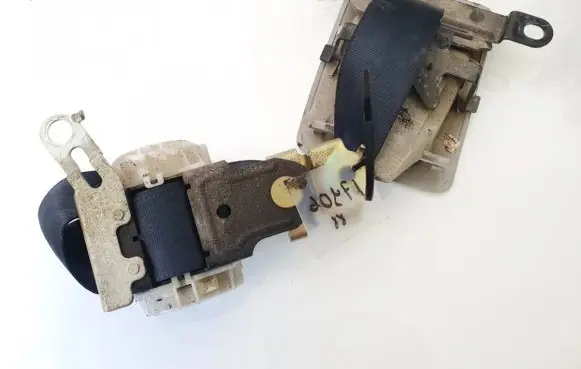 Toyota Corolla Verso AR10 Middle seatbelt (rear) h073811
