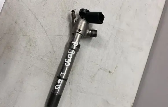 Skoda Octavia Mk3 (5E) Fuel injector 28565330