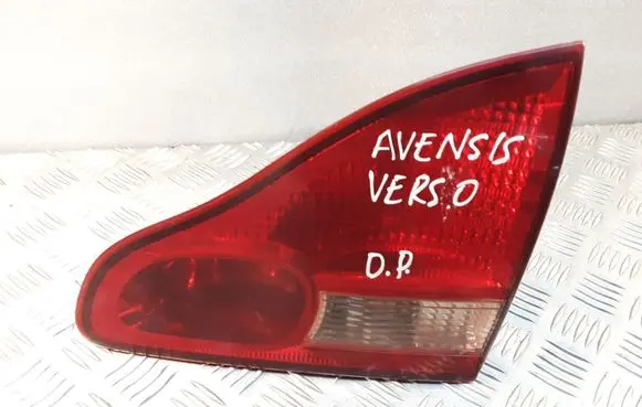 Toyota Avensis Verso Tailgate rear/tail lights