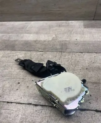 Middle seatbelt (rear)