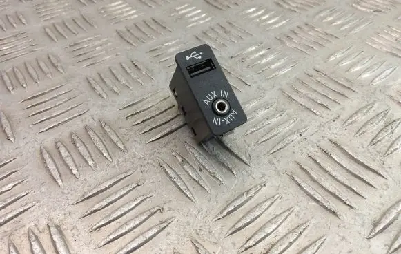 BMW X3 F25 USB socket connector 9237653