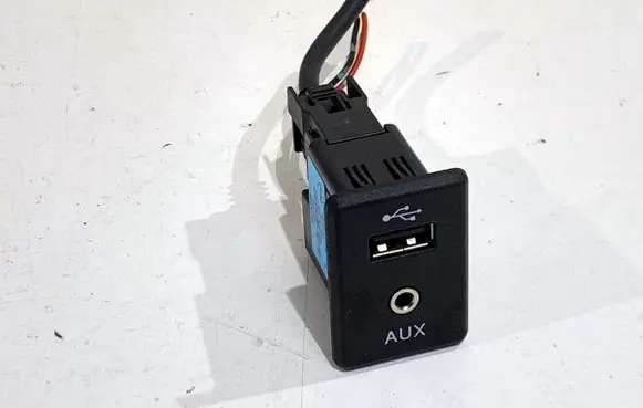 Nissan Qashqai USB socket connector 795405004