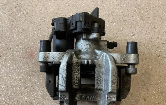 BMW 5 G60 G61 Rear brake caliper 8832835