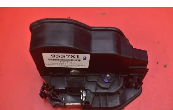 BMW X3 E83 Front door lock A053702