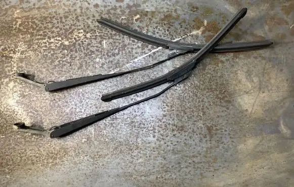 Suzuki Grand Vitara I Front wiper blade arm 5828
