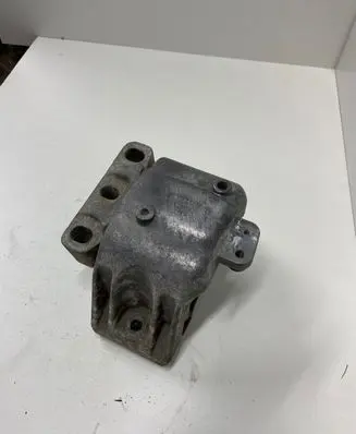 Volkswagen PASSAT B6 Engine mount bracket 1J0199262