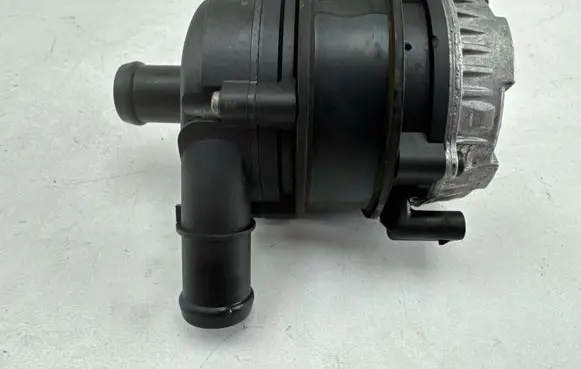 Volkswagen Golf VIII Electric auxiliary coolant/water pump 04L965567