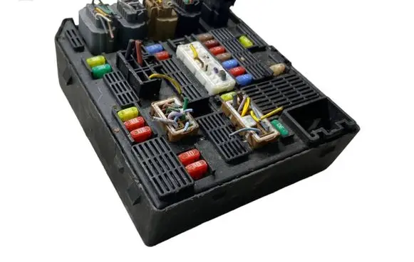 Renault Scenic III - Grand scenic III Fuse module 284B67924R 0331110801527 28402079033000