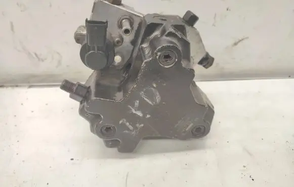 Volvo XC90 Fuel injection high pressure pump 0445010111 8692521