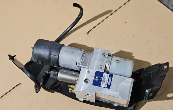 BMW 5 E60 E61 Tailgate hydraulic pump motor 7111867 HB70401002 038700