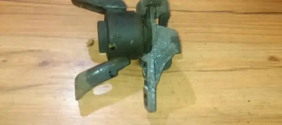 Mazda 323 F Engine mount bracket