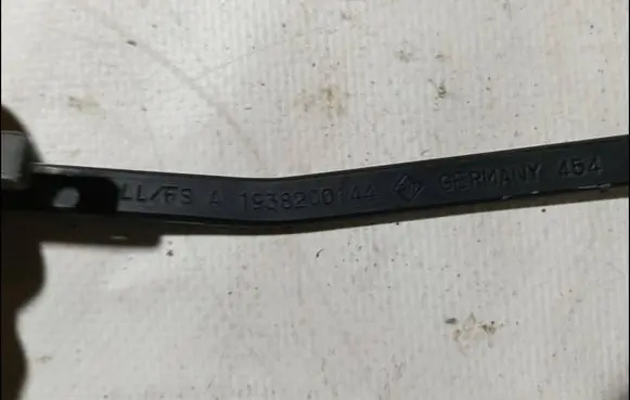 Chrysler Crossfire Front wiper blade arm A1938200144 A1708200644