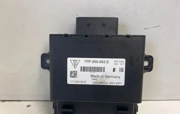 Volkswagen Touareg II Voltage converter/converter module 7PP959663E