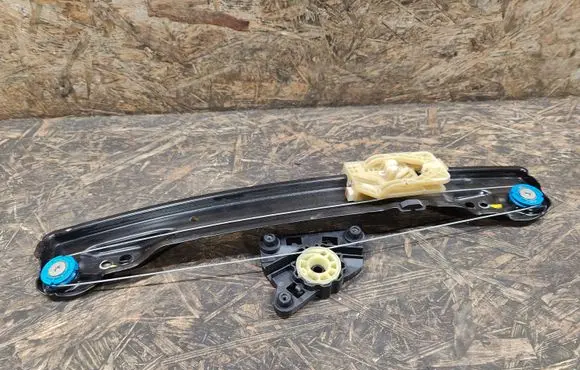 Rear window lifting mechanism without motor