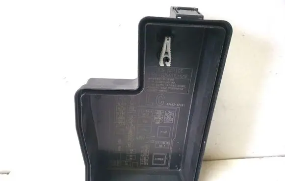 Toyota RAV 4 (XA40) Fuse box cover 8266242331