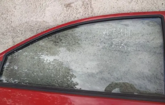 Renault Twingo II Front door window glass four-door