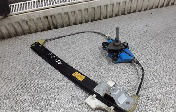 Rear door manual window regulator