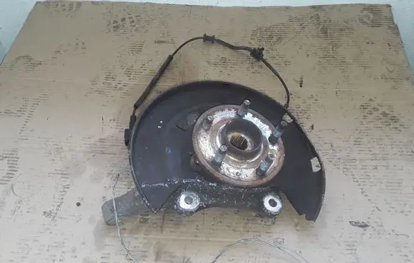 Opel Astra J Front wheel hub 13502828