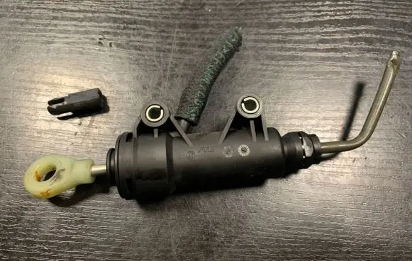 BMW 1 E82 E88 Clutch master cylinder 6773670