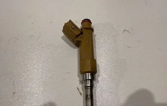 Toyota Auris E180 Fuel injector 2325037010