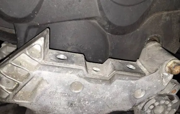 Engine mounting bracket