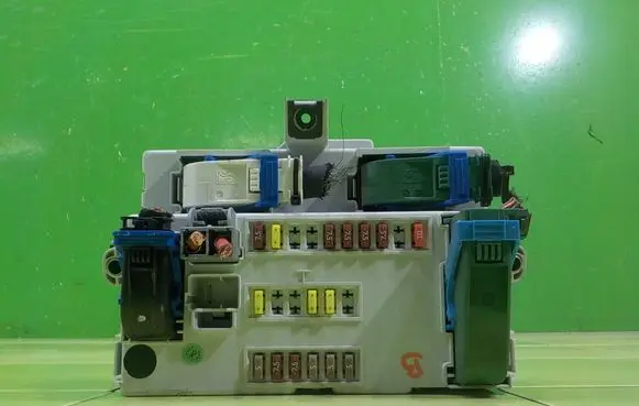 Fiat 500L Fuse box set 51984086 BEZPIECZNIKOW