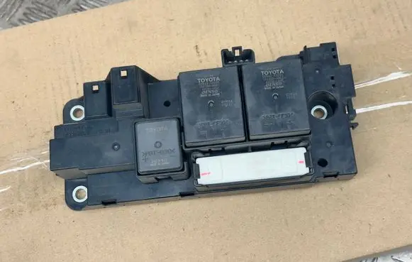 Toyota Auris E180 Relay mounting block G92Z133011