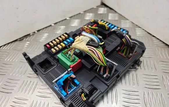 Peugeot 208 Fuse module 9807532080