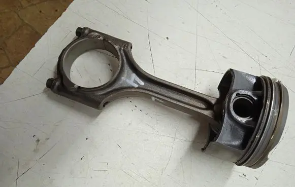 Volvo XC90 Piston with connecting rod 31401210