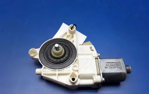 Mercedes-Benz C W204 Front door window regulator motor 0130822440