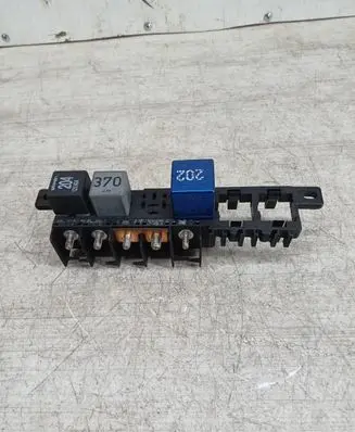 Volkswagen PASSAT B5 Fuse module 8L0941822A 896083000
