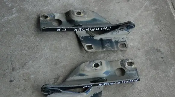 Nissan Pathfinder R51 Engine bonnet/hood hinges 128KW