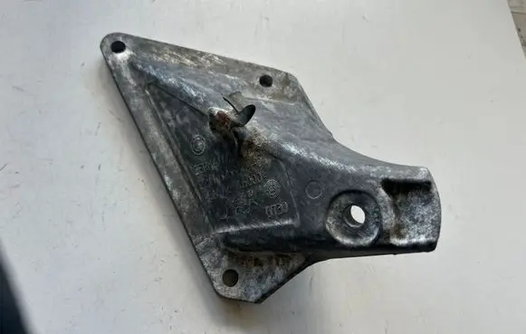BMW 7 E65 E66 Engine mounting bracket 13807410