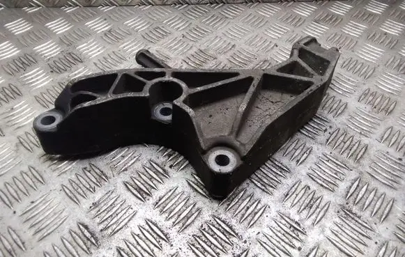 Engine mounting bracket