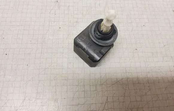 Opel Vectra C Headlight level adjustment motor 00883000