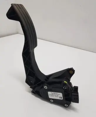 Renault Twingo III Accelerator throttle pedal 180023357R A4532900800