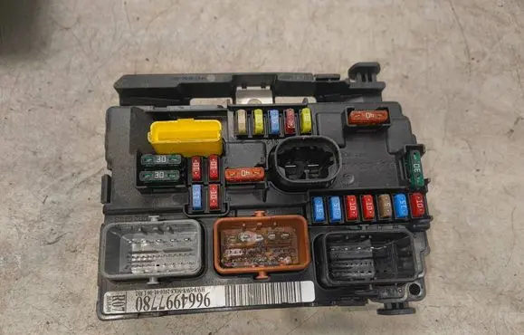 Peugeot 207 Fuse module 9664997780