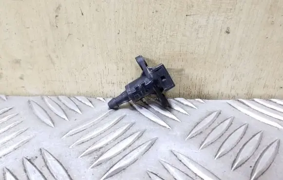 Windshield washer spray nozzle