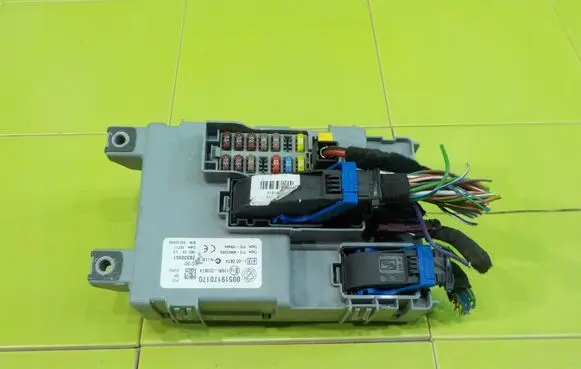 Fiat Doblo Fuse box set 28330951 BEZPIECZNIKOW