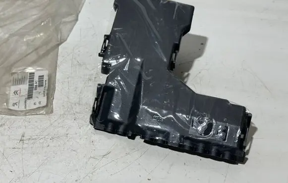 Peugeot 508 Fuse box cover 9666817180