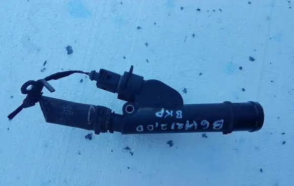 Volkswagen PASSAT B6 Engine coolant pipe/hose 038121132G