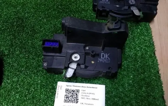 Opel Zafira A Front door lock 24414117DK