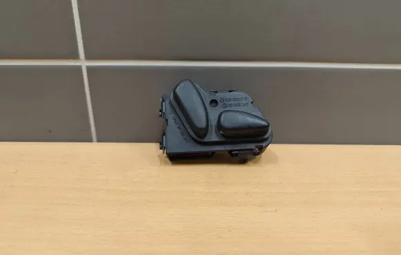 Mercedes-Benz C W203 Seat control switch 2108213751 03463820