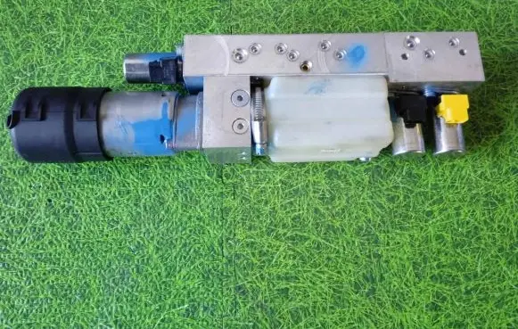 BMW M6 Convertible roof main ram cylinder 7154648