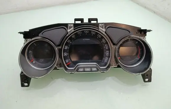 Speedometer (instrument cluster)