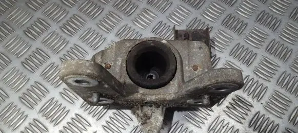 Opel Vivaro Engine mount bracket 8200219372a
