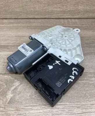 Volkswagen PASSAT CC Front door window regulator motor 3C0959792C 3C8959702 3C8837461M