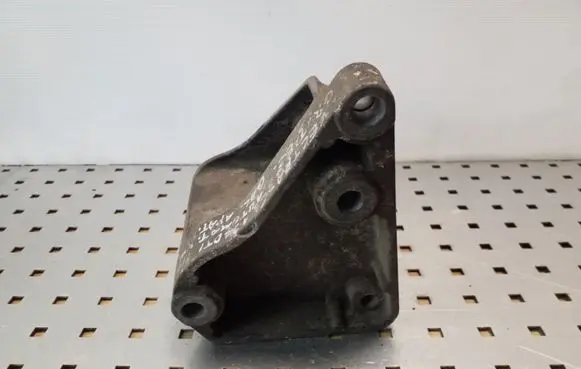 Gearbox mounting bracket