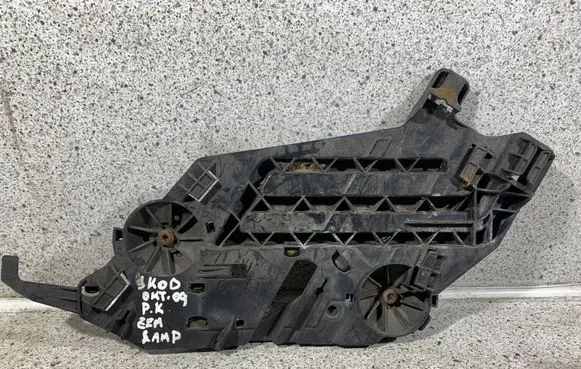 Skoda Octavia Mk2 (1Z) Headlight/headlamp mounting bracket 17035201