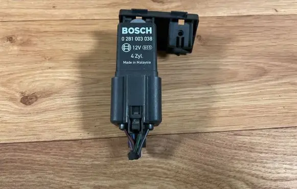 Volkswagen PASSAT B6 Glow plug pre-heat relay 0281003038